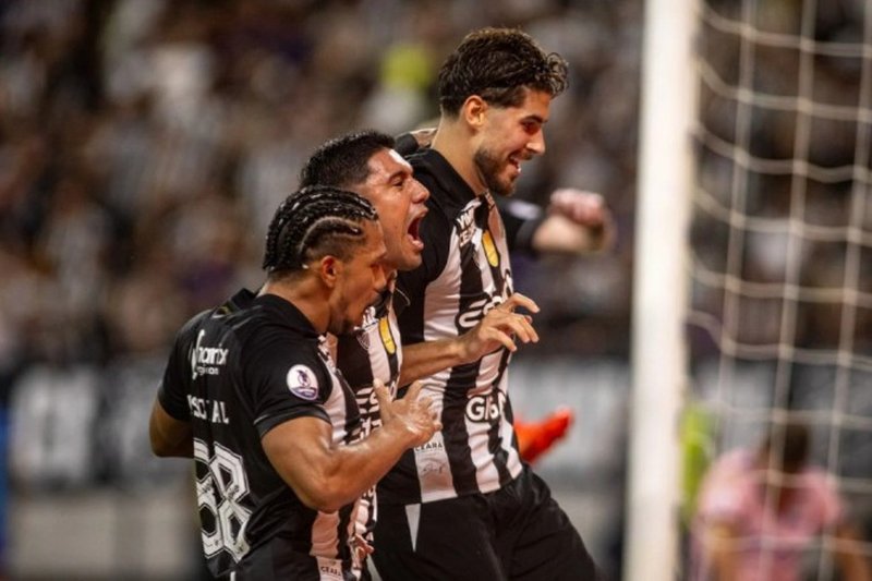 Jogadores do Ceará celebrando gol de Pedro Raul
