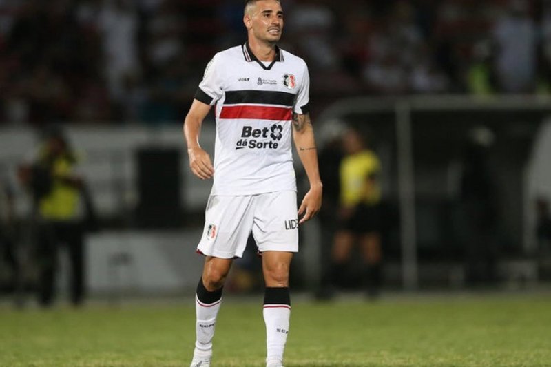 Thiago Galhardo em campo pelo Santa Cruz