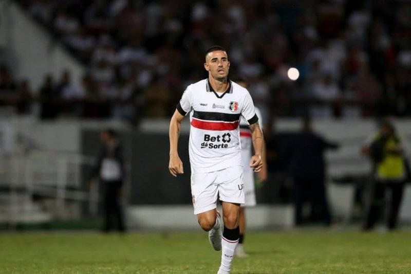 Thiago Galhardo em campo pelo Santa Cruz na temporada