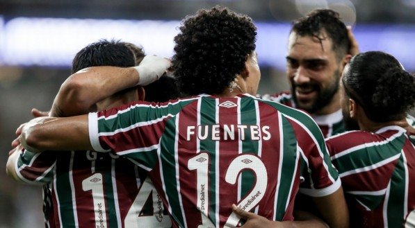 Jogadores do Fluminense abraçados após gol na temporada