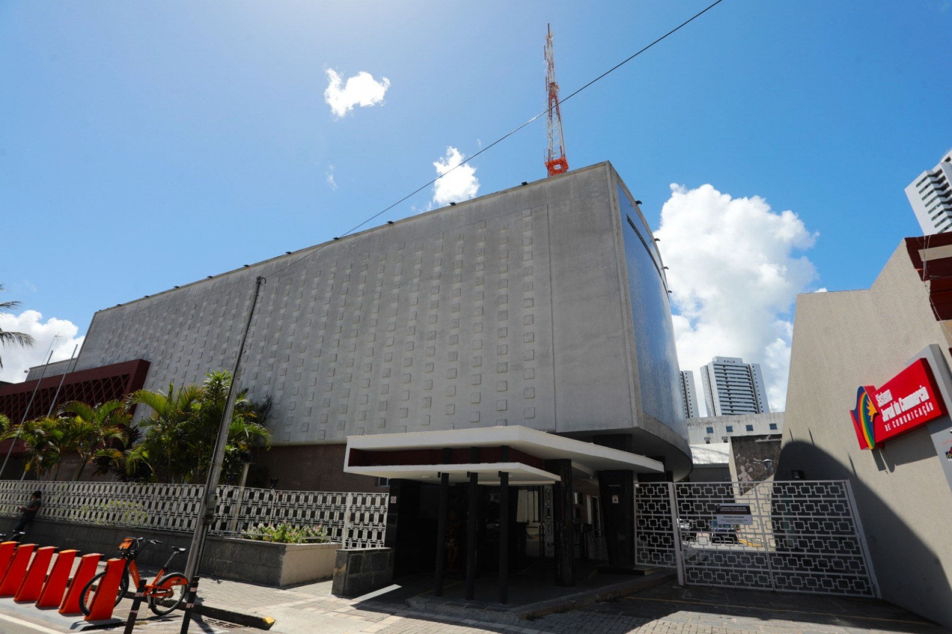 Fachada da sede do Sistema Jornal do Commercio de Comunicação (SJCC)