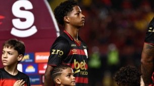Zé Lucas, volante do Sport, em campo no momento da execução do hino nacional