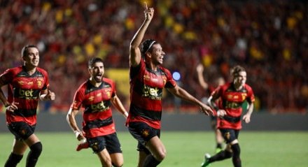 Chico, zagueiro do Sport, em comemoração do gol marcado no tempo normal