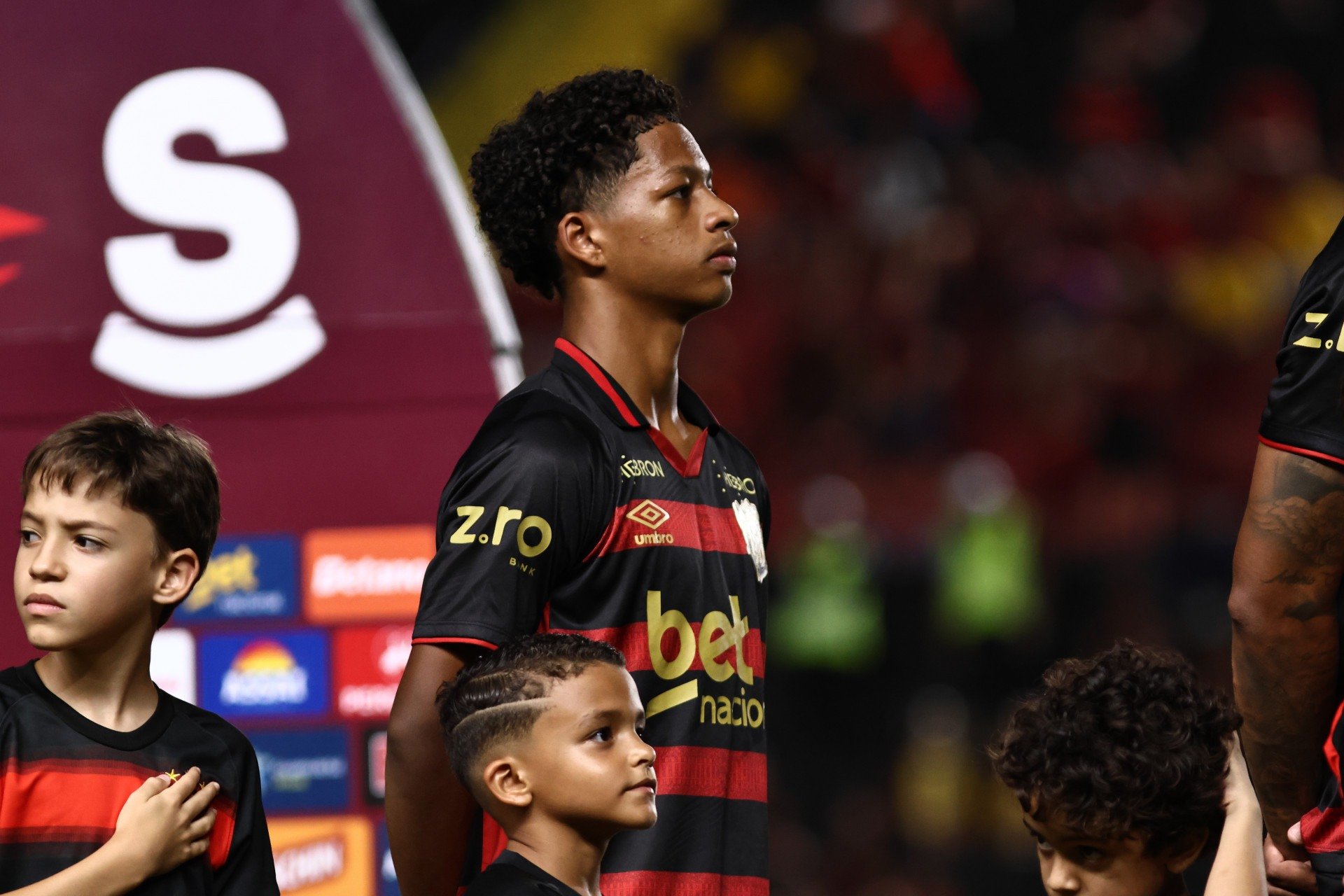 Zé Lucas, volante do Sport, em campo no momento da execução do hino nacional