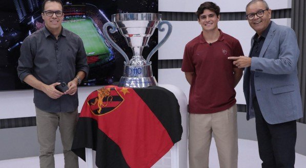 O craque do Sport Lenny Lobato levou a taça do Campeonato Pernambucano 2025 para o TV Jornal Meio Dia, ontem e foi recebido por Aroldo Costa e Ciro Bezerra