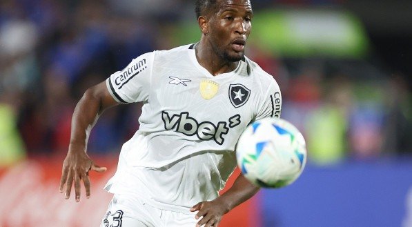 Atleta do Botafogo em confronto contra o Universidad de Chile