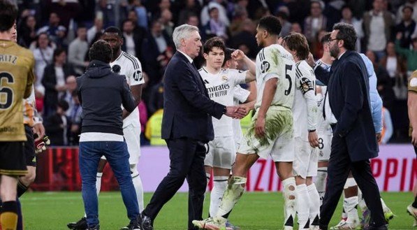 Ancelotti cumprimenta jogadores do Real Madrid