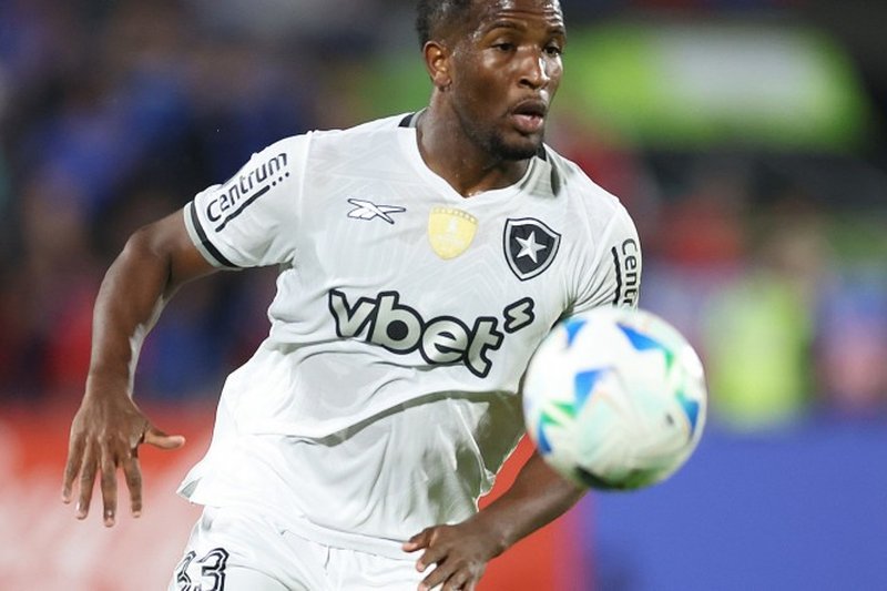 Atleta do Botafogo em confronto contra o Universidad de Chile