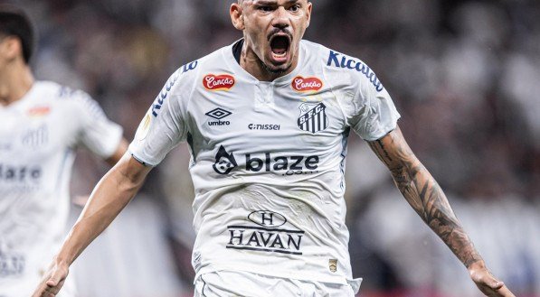 Tiquinho Soares, atacante do Santos