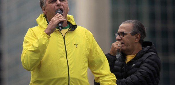 O ex-presidente Jair Bolsonaro fala com apoiadores na Avenida Paulista, em São Paulo, neste domingo, 6 de abril de 2025