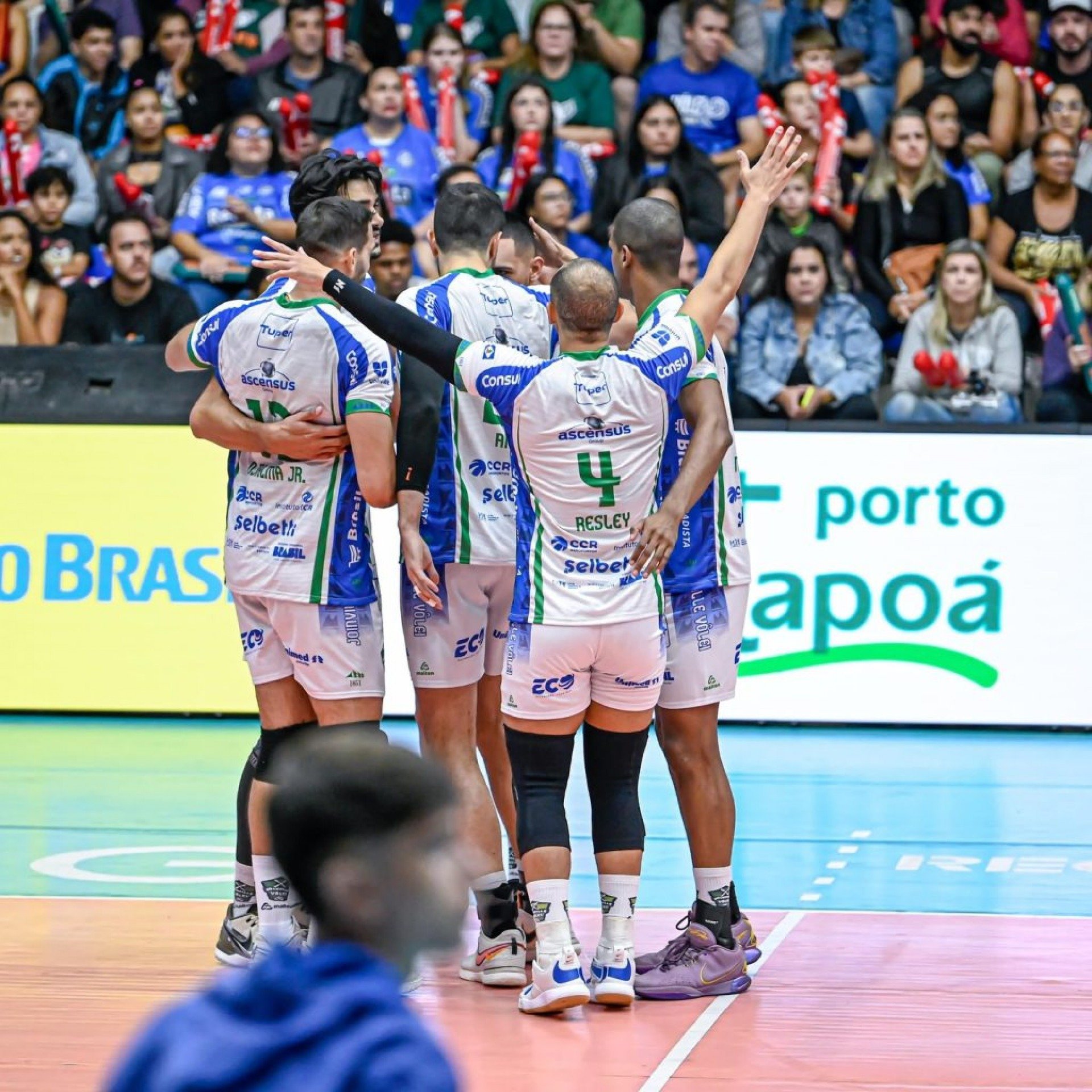 Sesi Bauru e Joinville Vôlei venceram neste domingo (06) pelo encerramento da primeira rodada das quartas de final da Superliga masculina