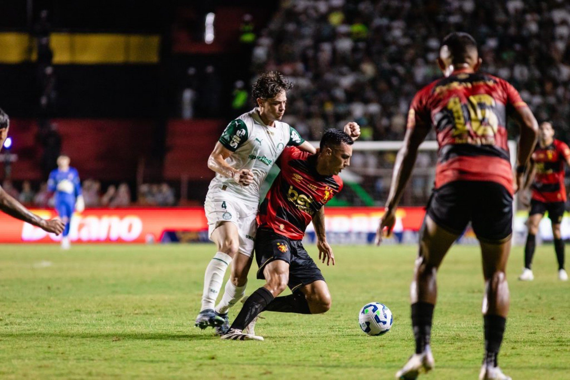 Partida equilibrada termina com vitória do Palmeiras por 2x1 fora de casa.
