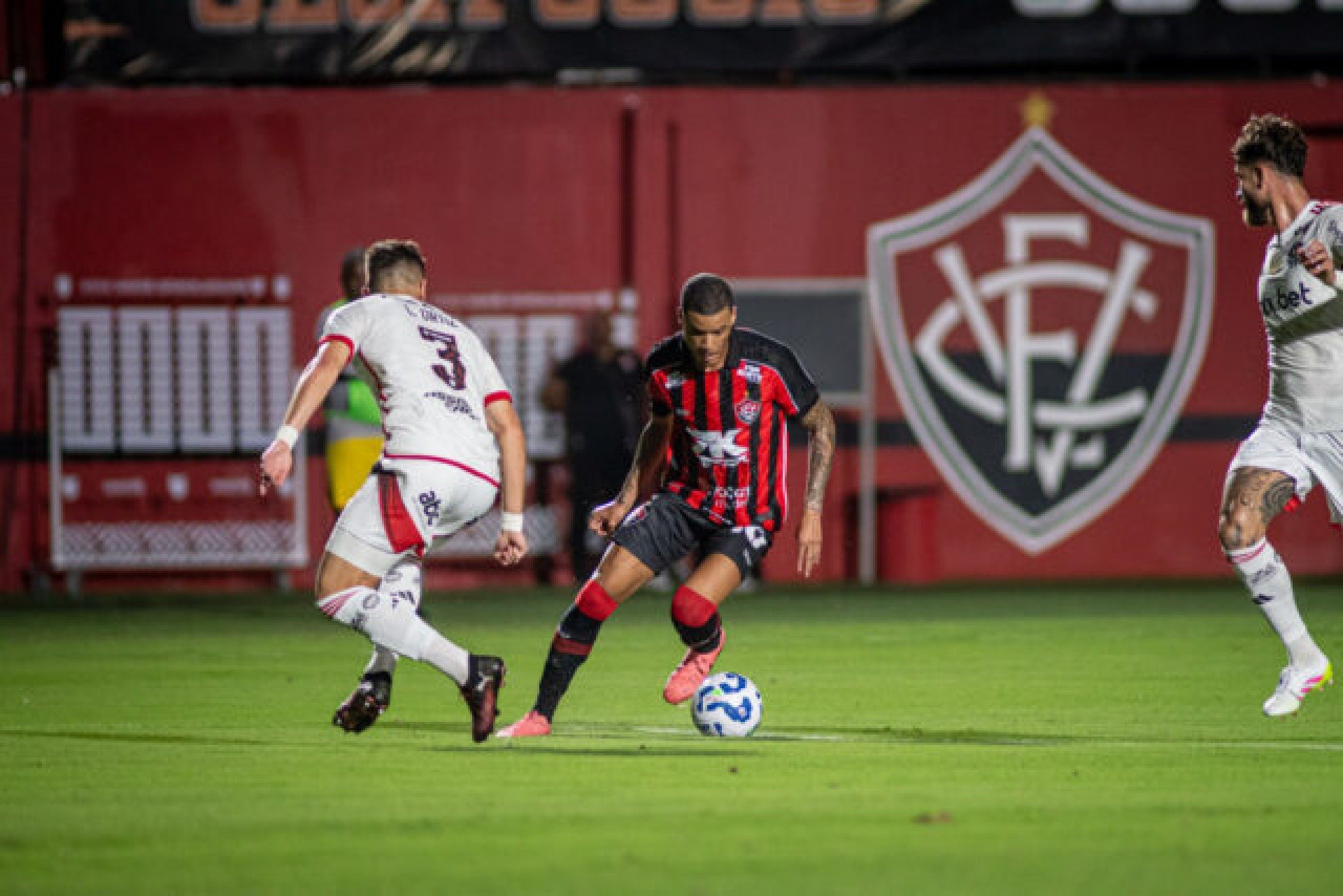 Vitória esbanjou reação no segundo tempo, mas Bruno Henrique decidiu para o Flamengo