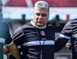 Marcelo Cabo, técnico do Santa Cruz, em roda de conversa com elenco no treino