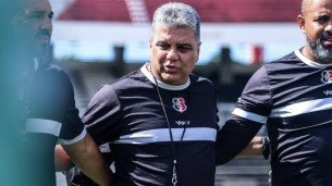 Marcelo Cabo, técnico do Santa Cruz, em roda de conversa com elenco no treino