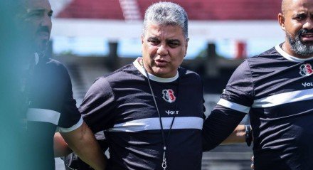 Marcelo Cabo, técnico do Santa Cruz, em roda de conversa com elenco no treino