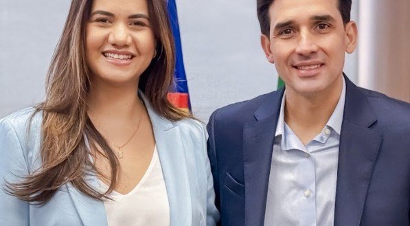 A prefeita de Olinda, Mirella Almeida, com o ministro Sílvio Costa Filho durante evento em Brasília