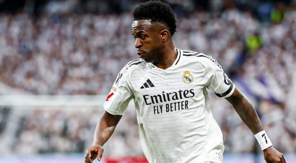 Vinicius Júnior correndo com a bola em jogo do Real Madrid