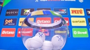Pote com as bolas em sorteio da Copa do Brasil 2025