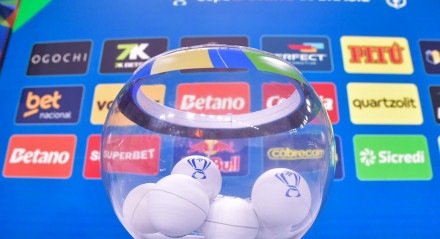 Pote com as bolas em sorteio da Copa do Brasil 2025