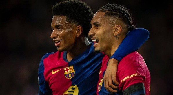 Balde abraçado com Raphinha em jogo do Barcelona