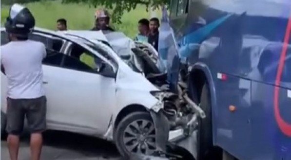 Acidente entre ônibus escolar e carro na PE-50