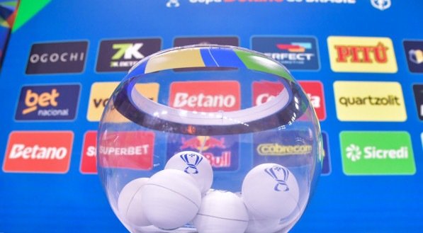 Pote com as bolas em sorteio da Copa do Brasil 2025