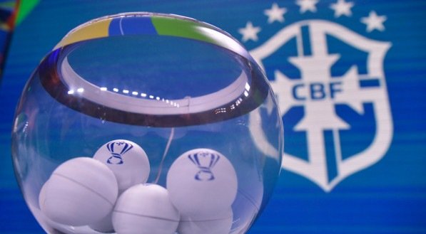 Pote com as bolas em sorteio da Copa do Brasil 2025