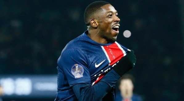 Dembelé comemorando gol mostrando o escudo do PSG