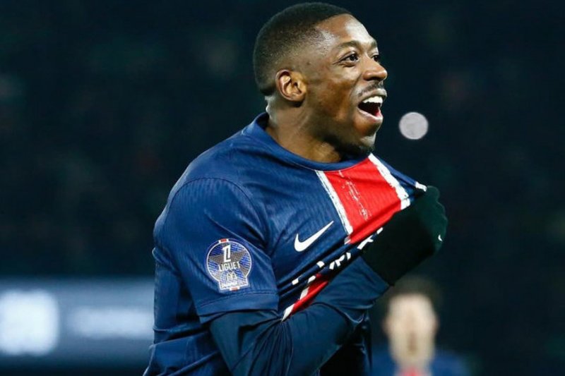 Dembelé comemorando gol mostrando o escudo do PSG