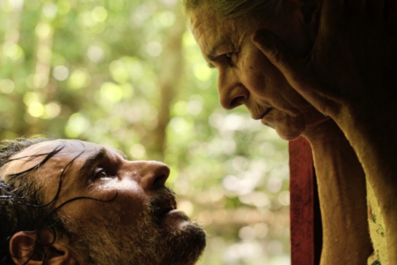 Imagem de Rodrigo Santoro e Denise Weinberg em 'O Último Azul'