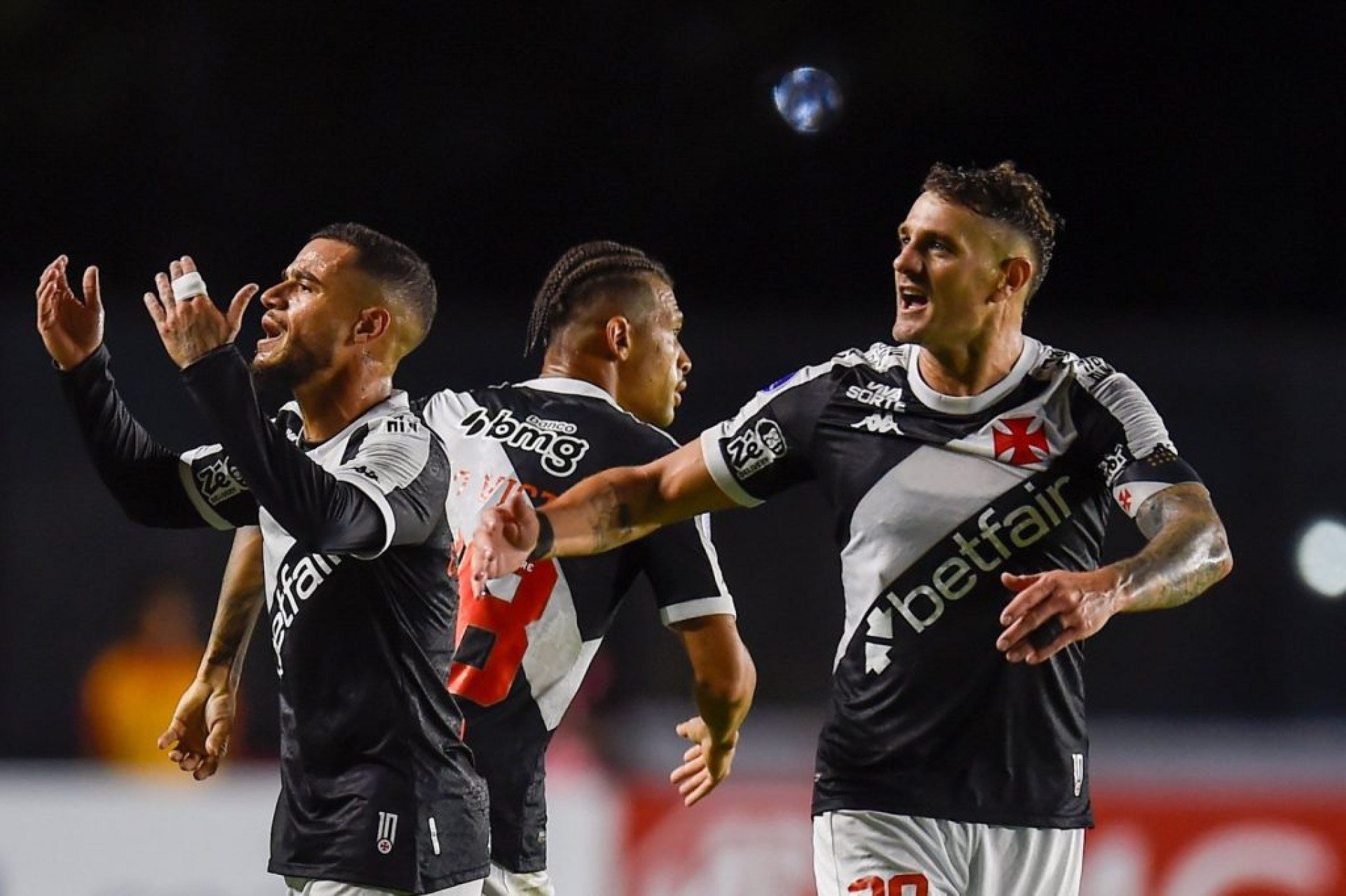 Argentino marca o gol da vitória em São Januário, chega a 44 gols pelo clube e entra para a história como o segundo maior artilheiro estrangeiro vascaíno