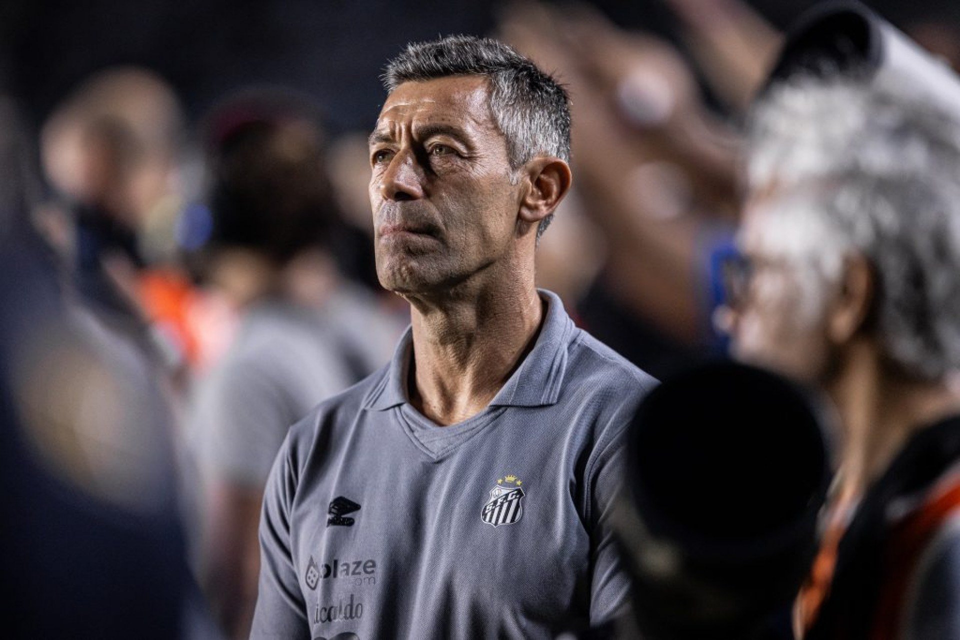 Pedro Caixinha vive um momento delicado no comando do Santos após resultados frustrantes nas primeiras rodadas do Brasileirão.