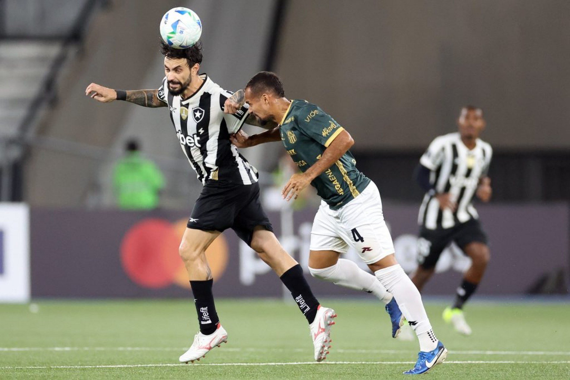 O zagueiro Ezequiel Neira, do Carabobo, sofreu uma colisão severa com o atacante Gonzalo Mastriani, do Botafogo, que resultou em uma fratura craniana