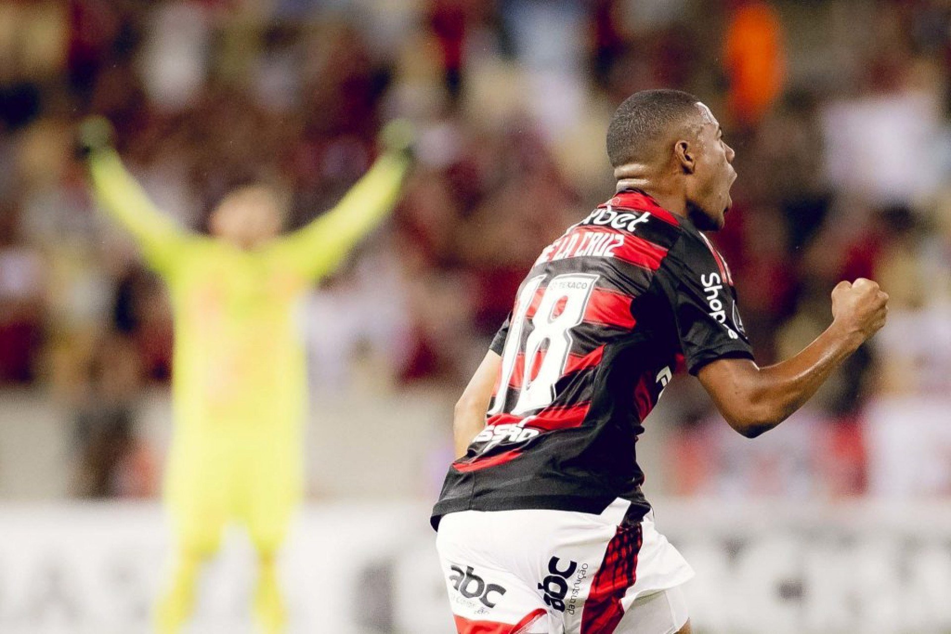 O único gol do Rubro-Negro foi anotado por De La Cruz, enquanto Heredia e Florentín balançaram as redes para o time argentino