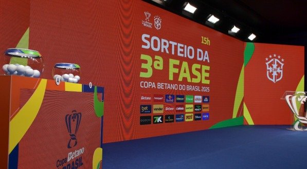Palco onde a CBF realizou o sorteio da terceira fase da Copa do Brasil 2025