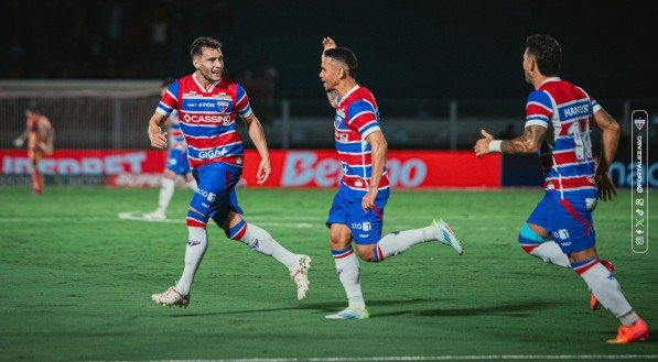 Jogadores do Fortaleza comemoram gol marcado contra o Mirassol