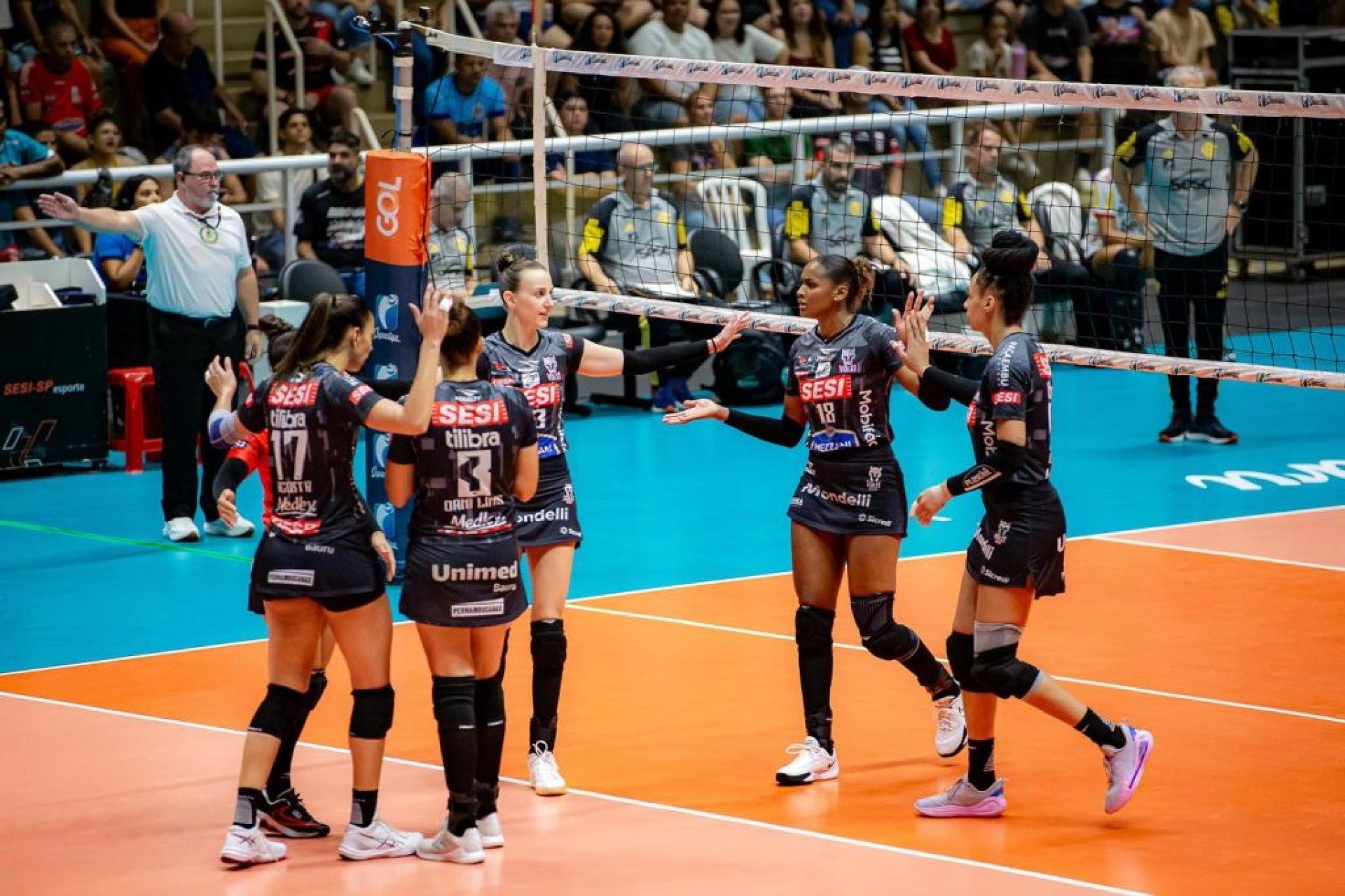 Fluminense e Sesi Bauru se enfrentaram nesta quinta-feira (10) pelo jogo três das quartas de final da Superliga feminina de vôlei, com as paulistas levando a melhor de virada