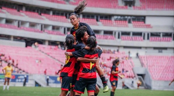 Jogadoras do Sport celebram gol