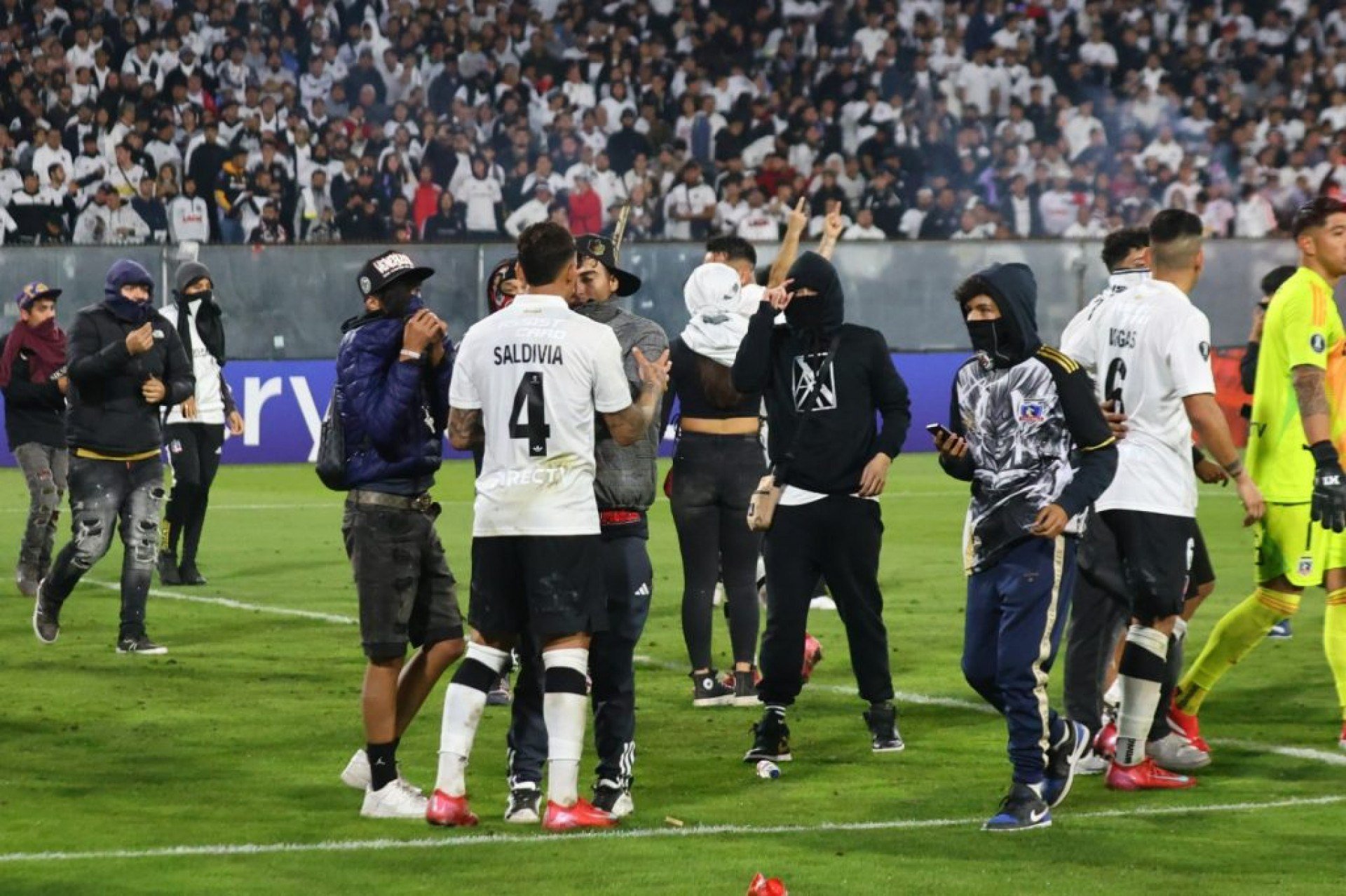 Partida teve de ser paralisada após torcedores do clube chileno invadirem o gramado.