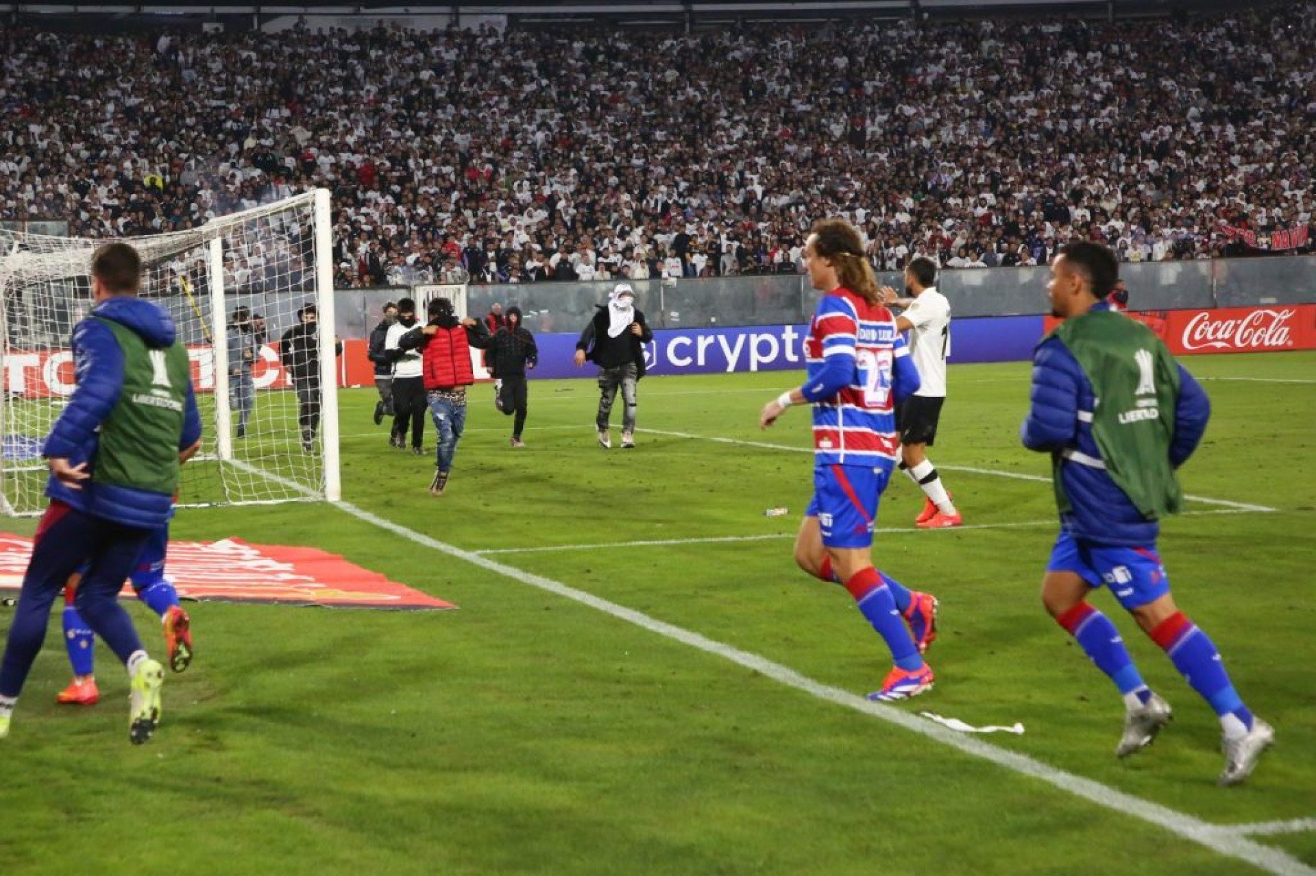 Jogadores precisaram deixar o campo aos 24 minutos da segunda etapa após uma invasão dos torcedores do Colo-Colo.