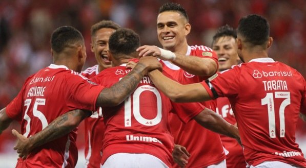 Jogadores do Internacional abraçados após gol de Alan Patrick
