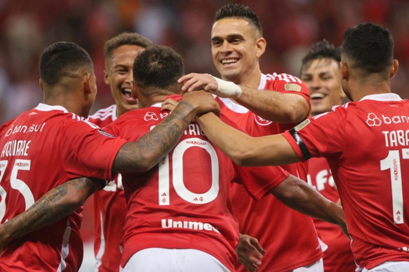 Jogadores do Internacional abraçados após gol de Alan Patrick