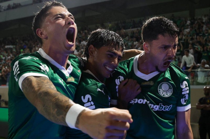 Joaquín Piquerez comemora primeiro gol pelo Palmeiras