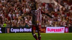 Vinícius, atacante do Náutico, em comemoração de gol na temporada