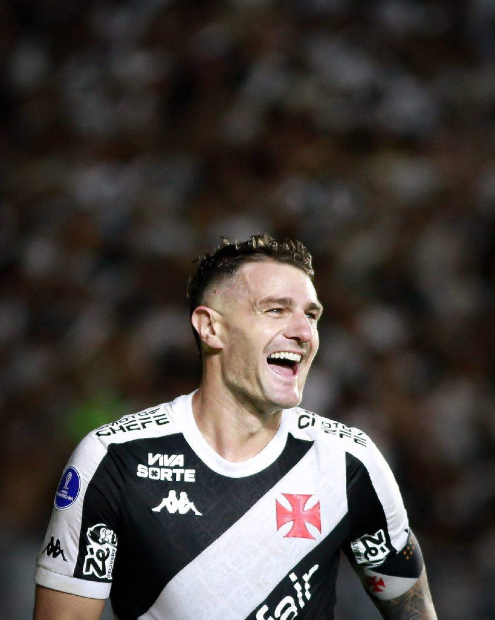 Na noite deste sábado (12), o Vasco enfrentou o Sport em São Januário. A partida, válida pela terceira rodada do Brasileirão, terminou com vitória da equipe cruzmaltina, que conquistou os três pontos. Rayan e Vegetti (duas vezes) foram os autores dos gols do clube carioca.