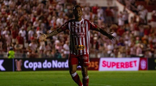 Vinícius, atacante do Náutico, em comemoração de gol na temporada
