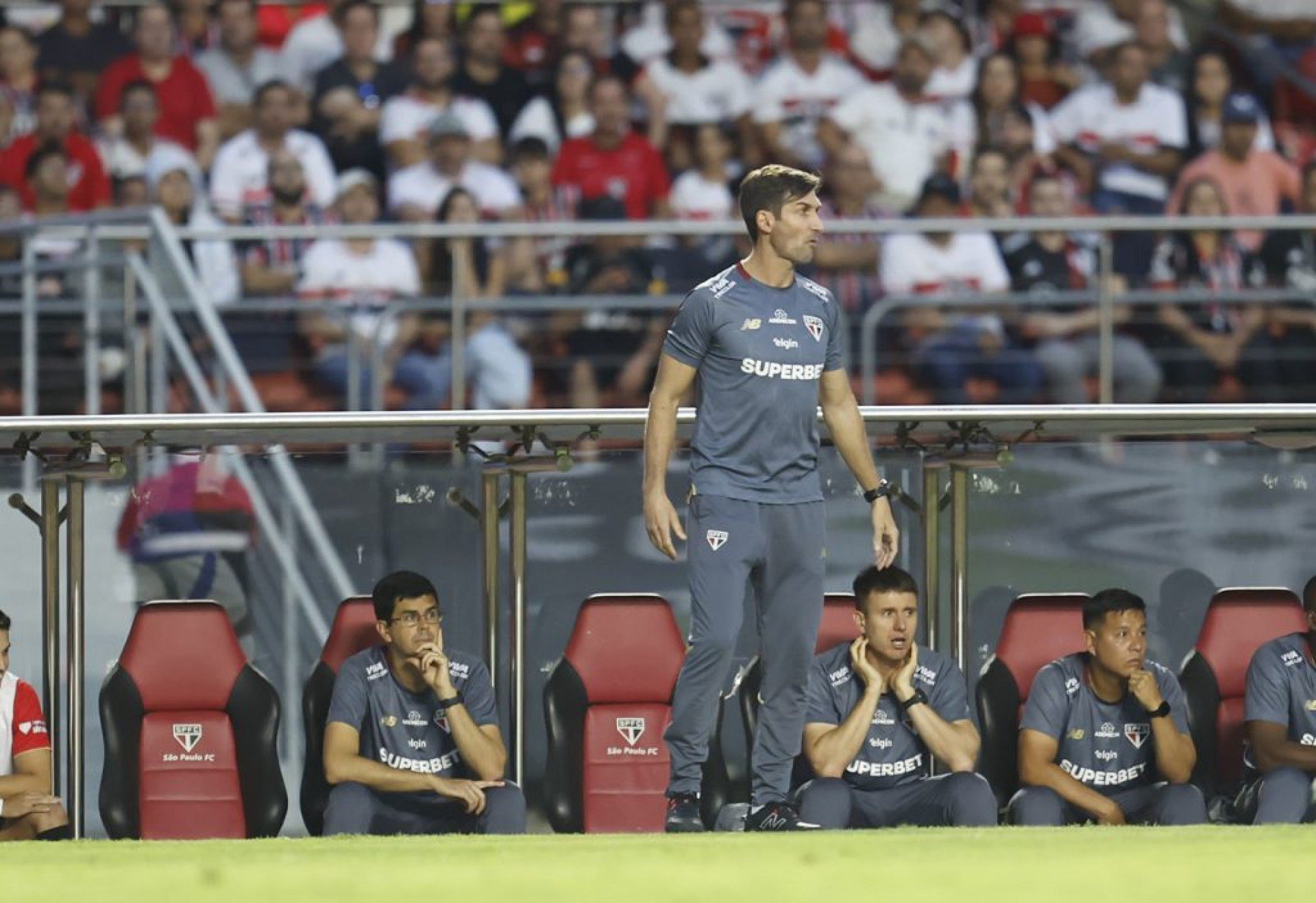 O São Paulo empatou com o Cruzeiro no Morumbis neste domingo (13) pelo Campeonato Brasileiro. O time foi comandado pelo Auxiliar Maxi Cuberas, por conta da suspensão do Zubeldía. O Tricolor saiu de campo vaiado pela torcida após ter o terceiro empate em três jogos pelo Brasileirão. Maxi comentou sobre a falta que seis desfalques [&amp;#8230;]