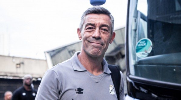 Pedro Caixinha, ex-técnico do Santos, em jogo contra o Vasco