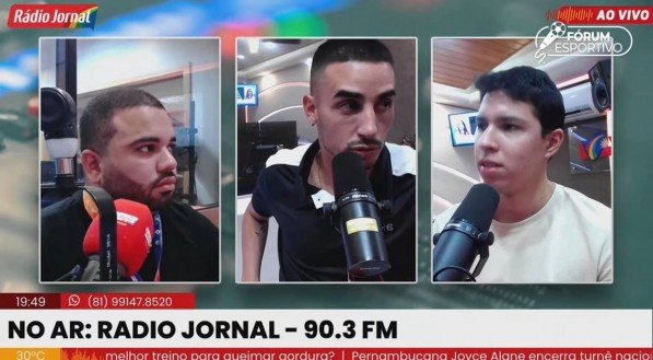 Imagem de Thiago Galhardo na transmissão da Rádio Jornal pelo Youtube entre os entrevistadores